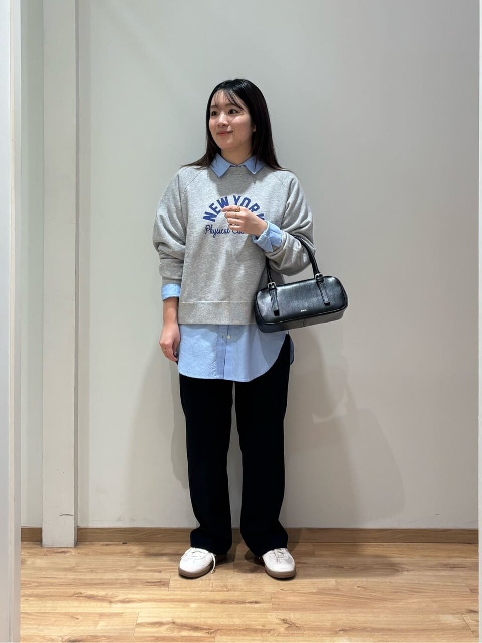 スウェットプルオーバー×フレアパンツのコーデ