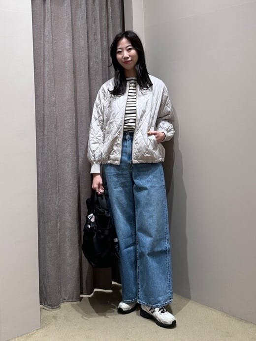 キルティングブルゾン×デニムパンツのコーデ