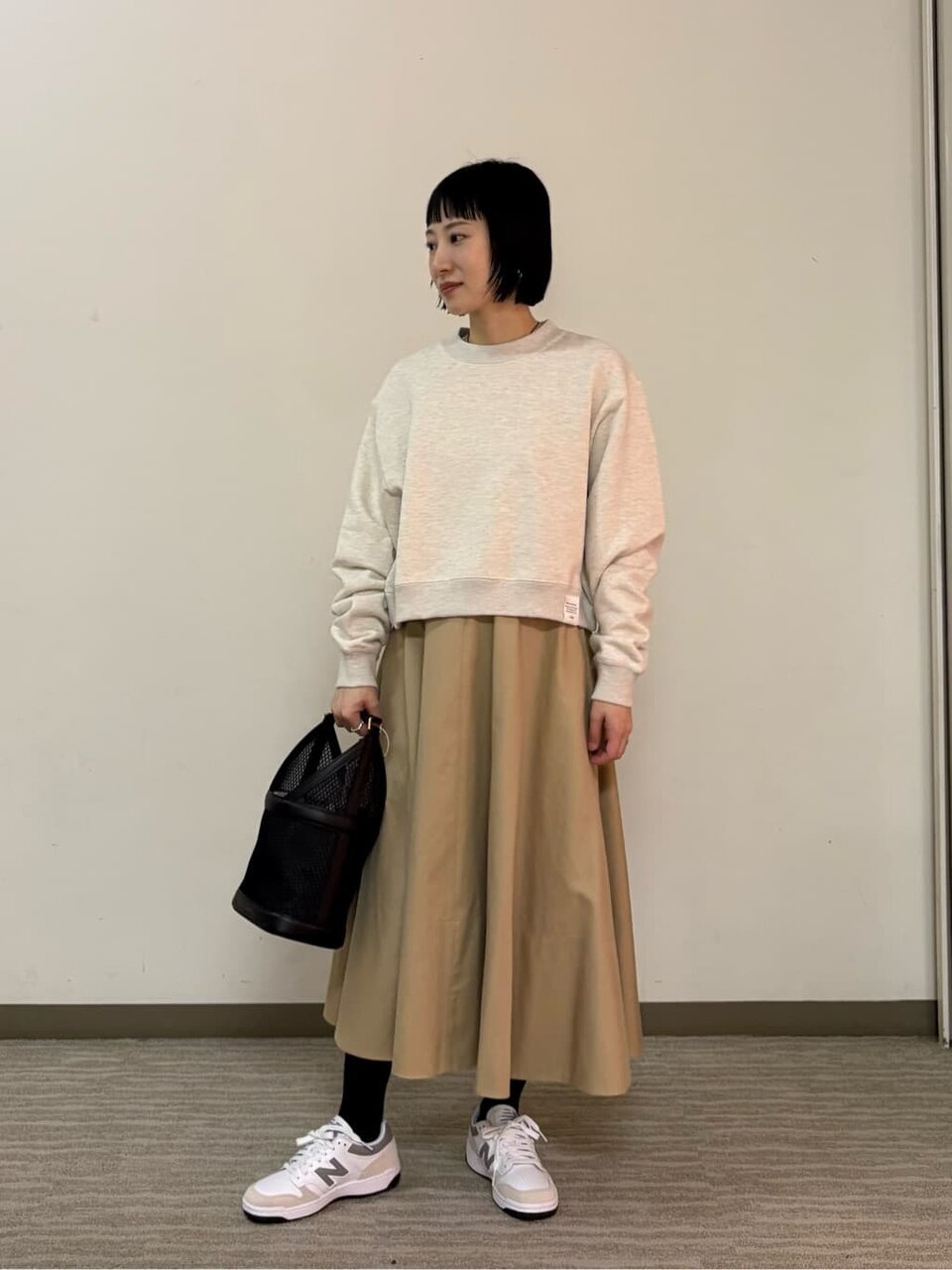 スウェット×チノスカートのコーデ