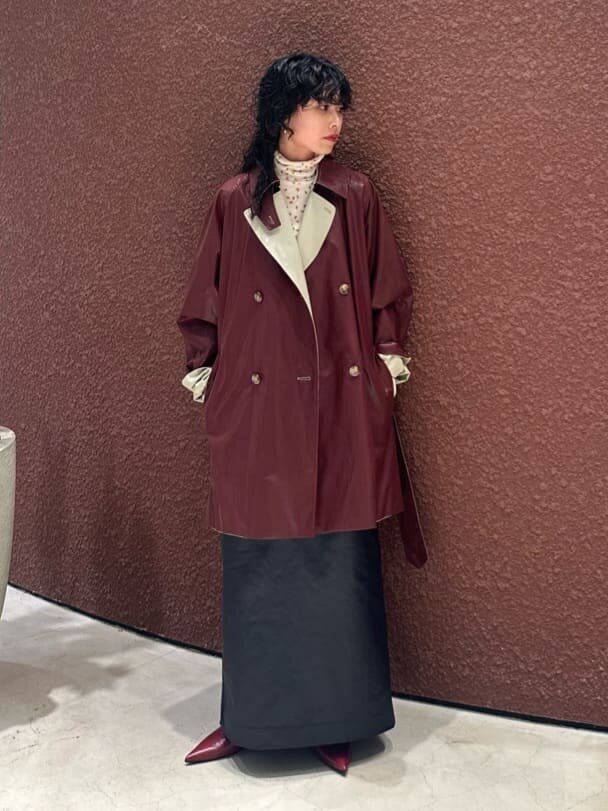 コートとサテンスカートを着た女性