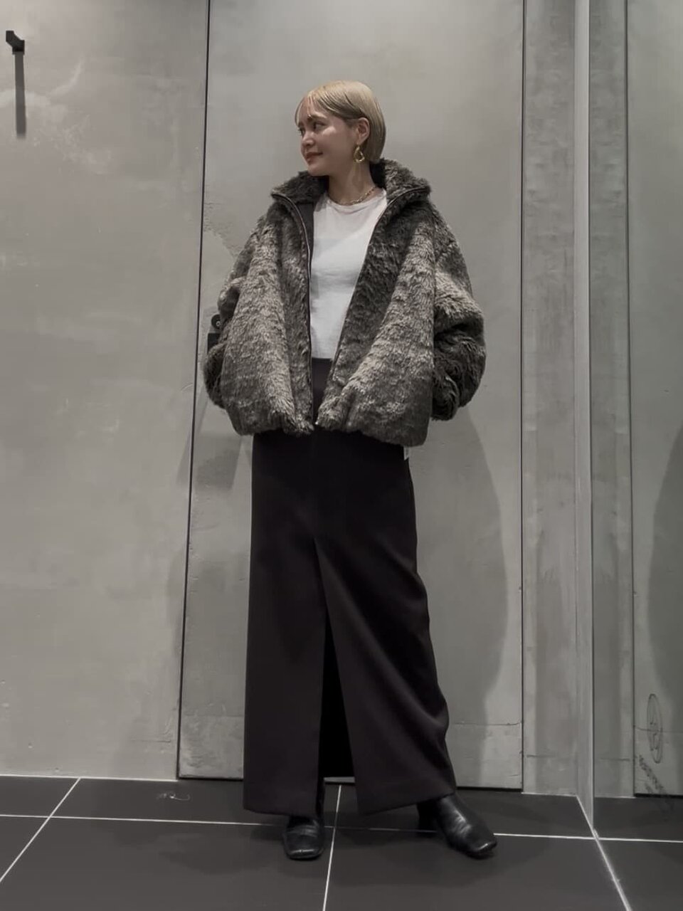 ファーブルゾンとロングスカートを着た女性