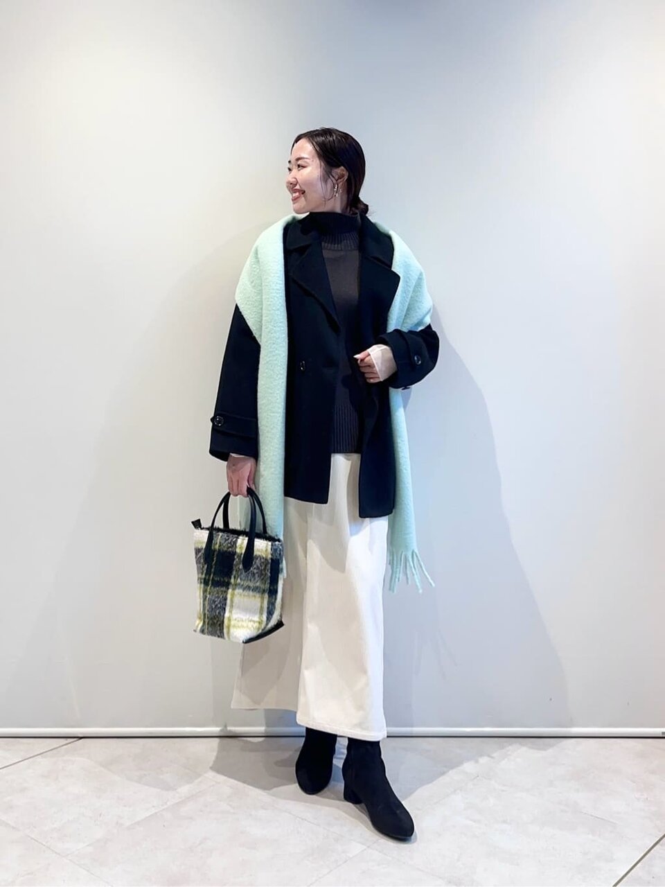 ショートコートとミディスカートの女性