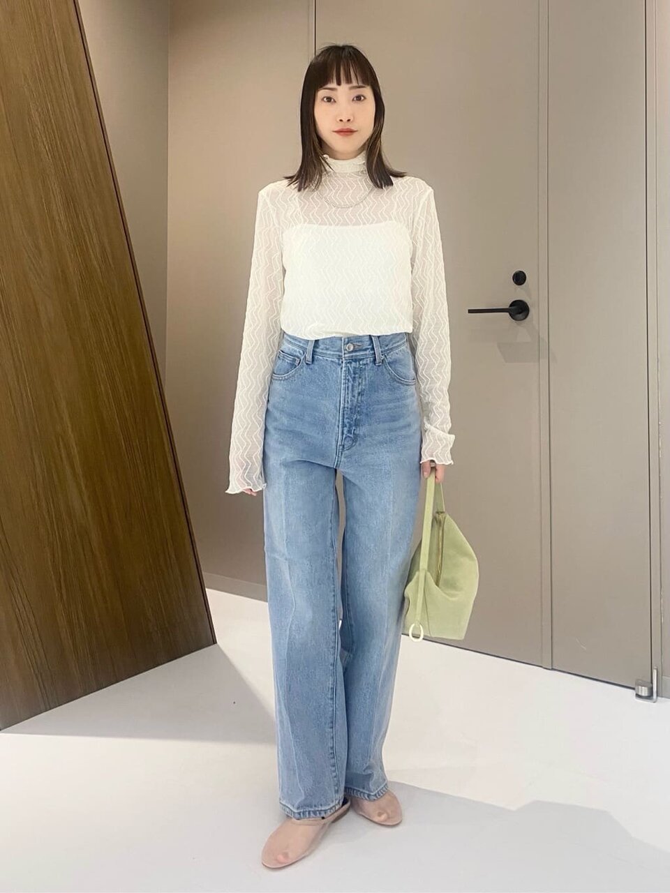 シアータートルとデニムを着た女性