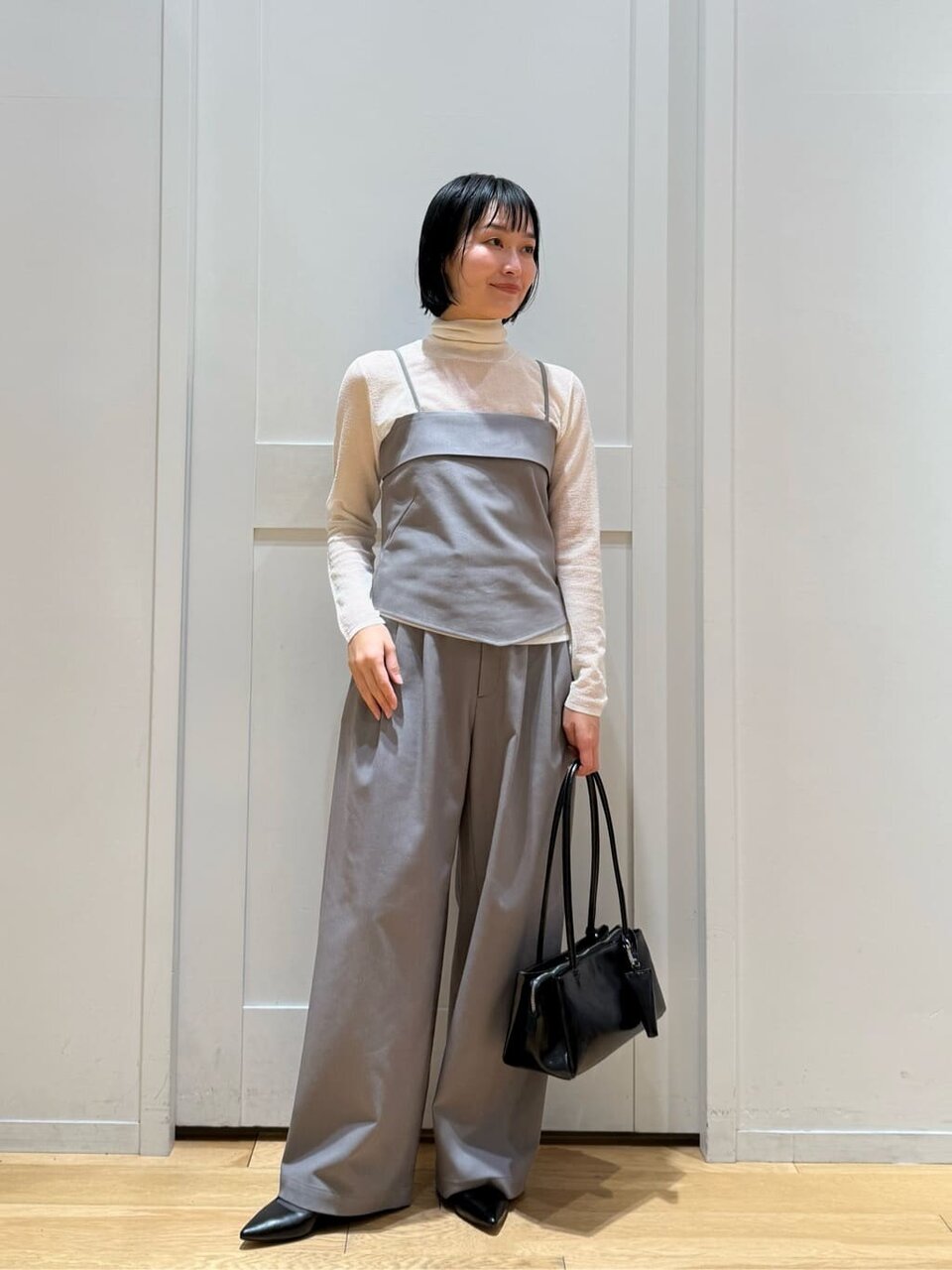 シアータートルとキャミソールセットアップを着た女性