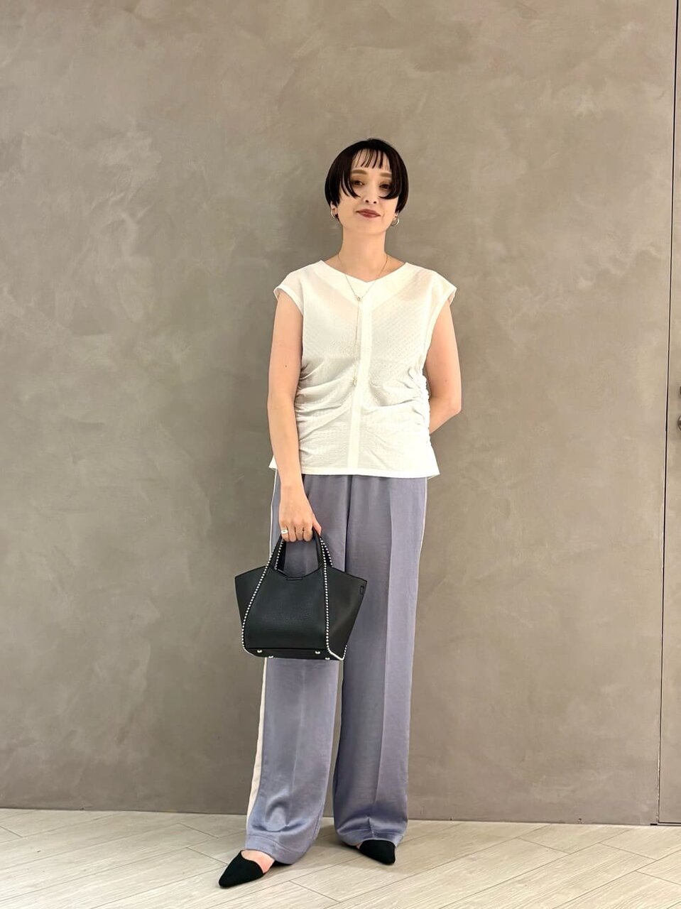 ノースリーブとラインパンツを着た女性