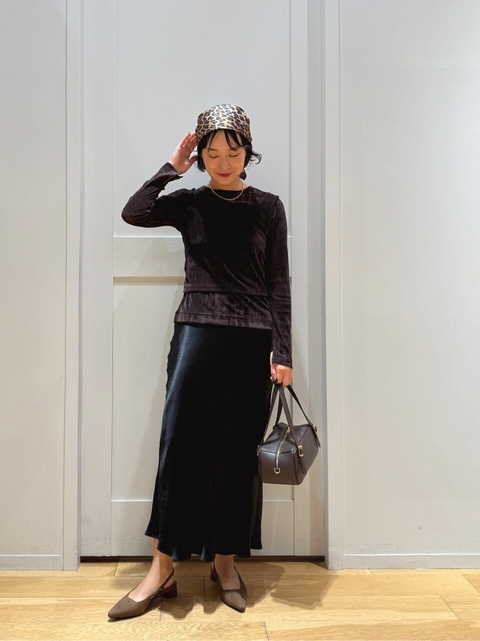 シアーカットソーとロングスカートを着た女性