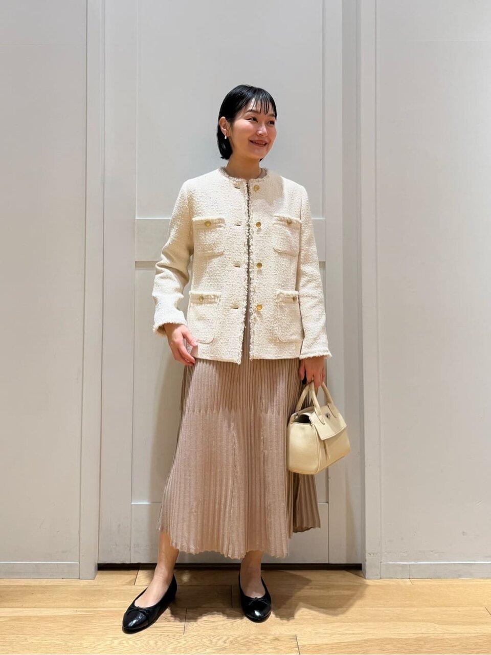 ツイードジャケットとワンピースを着た女性