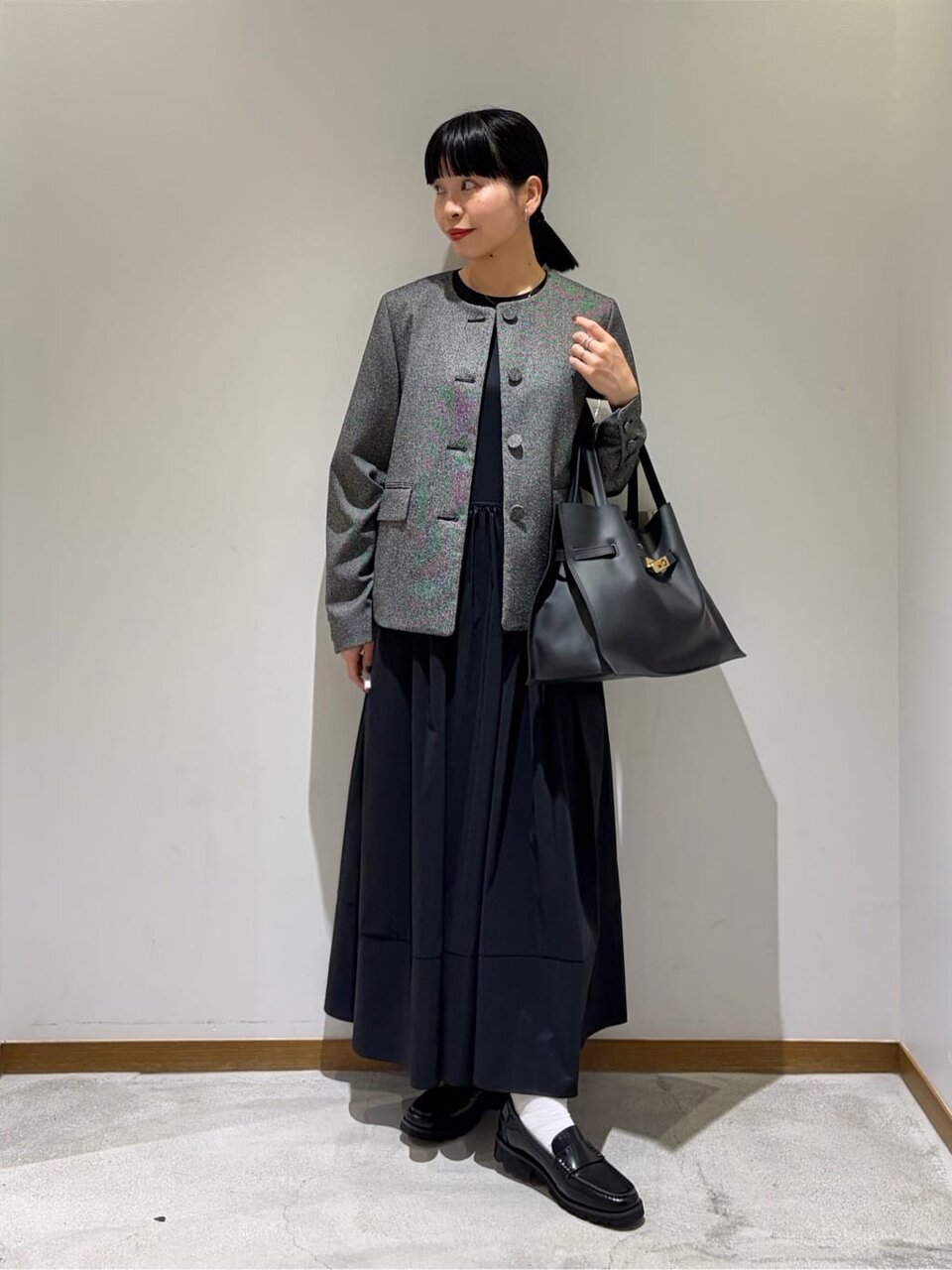 ノーカラージャケットとワンピースを着た女性