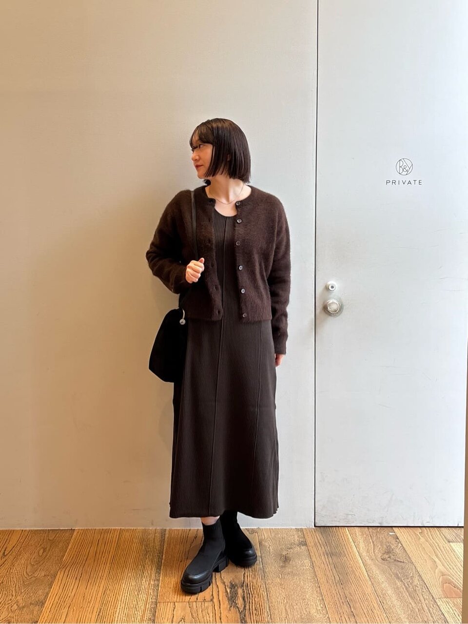 カーディガンとワンピースを着た女性