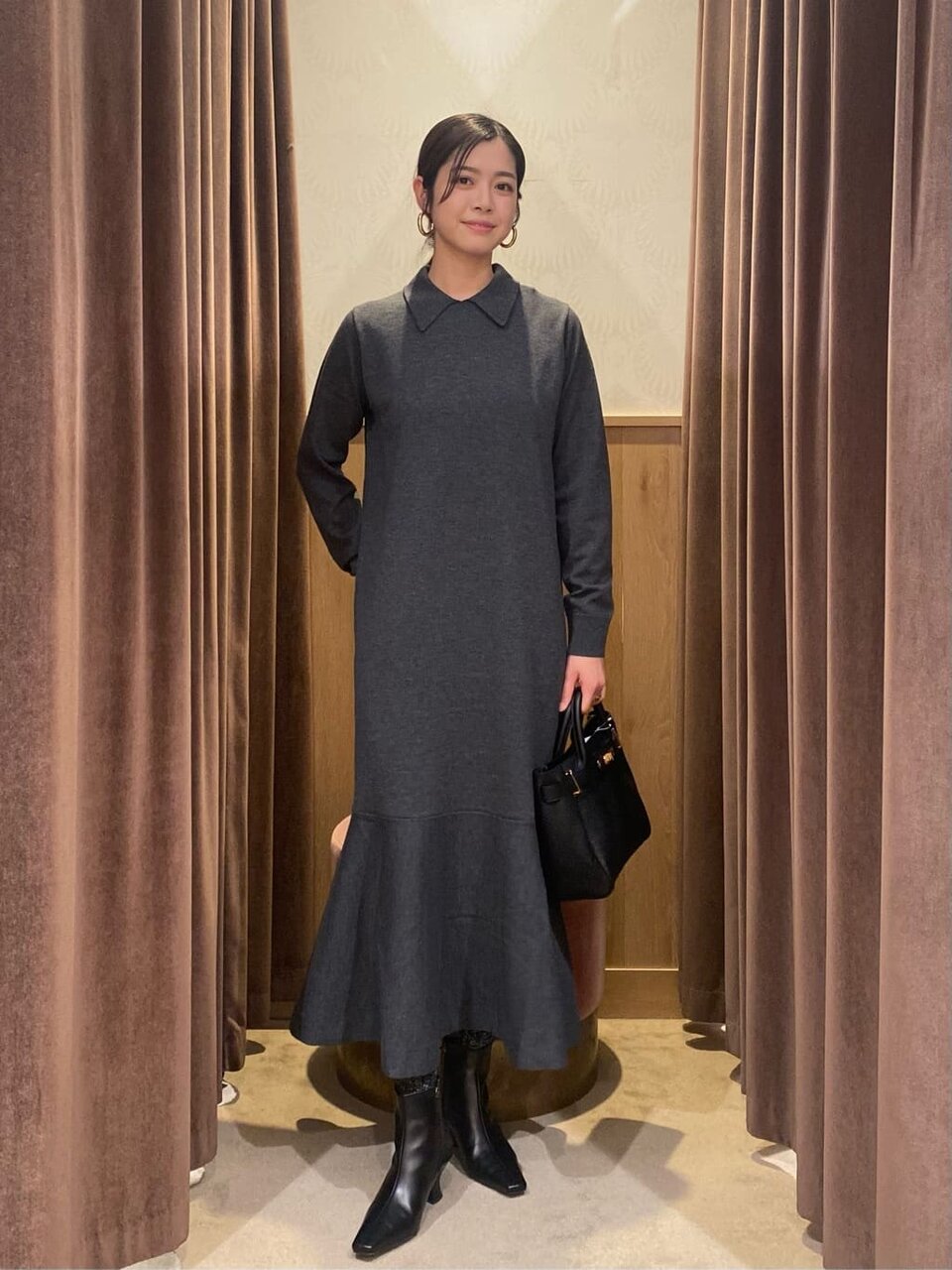 ワンピースとショートブーツの女性