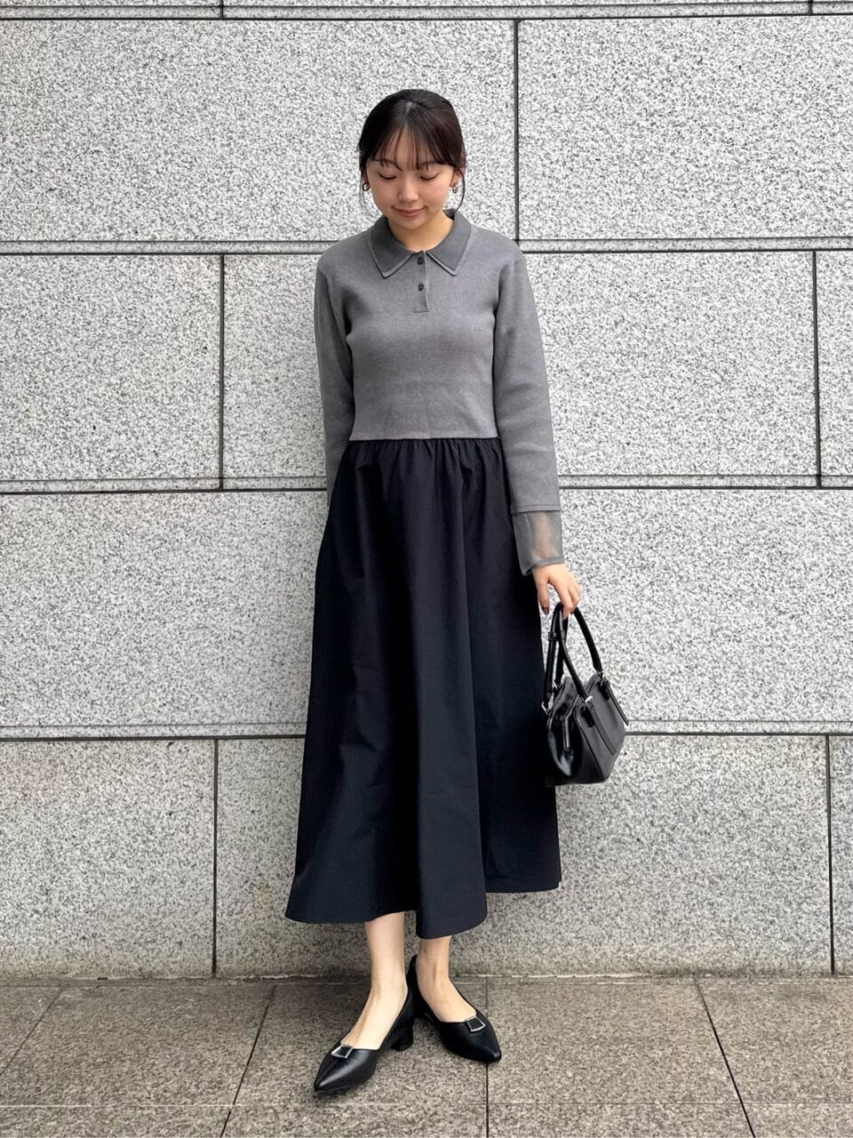 ポロ襟ワンピースを着た女性