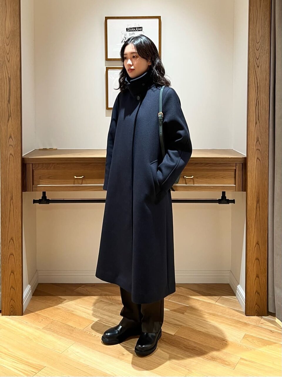 ロングコートとテーパードパンツを着た女性