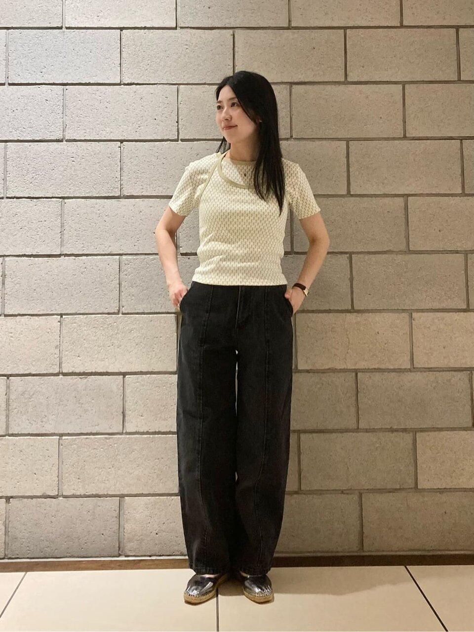 Tシャツとテーパードパンツを着た女性