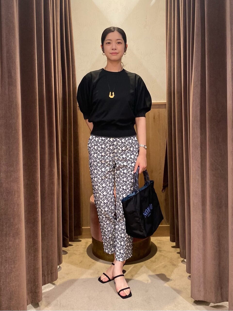 パフスリーブとテーパードパンツを着た女性