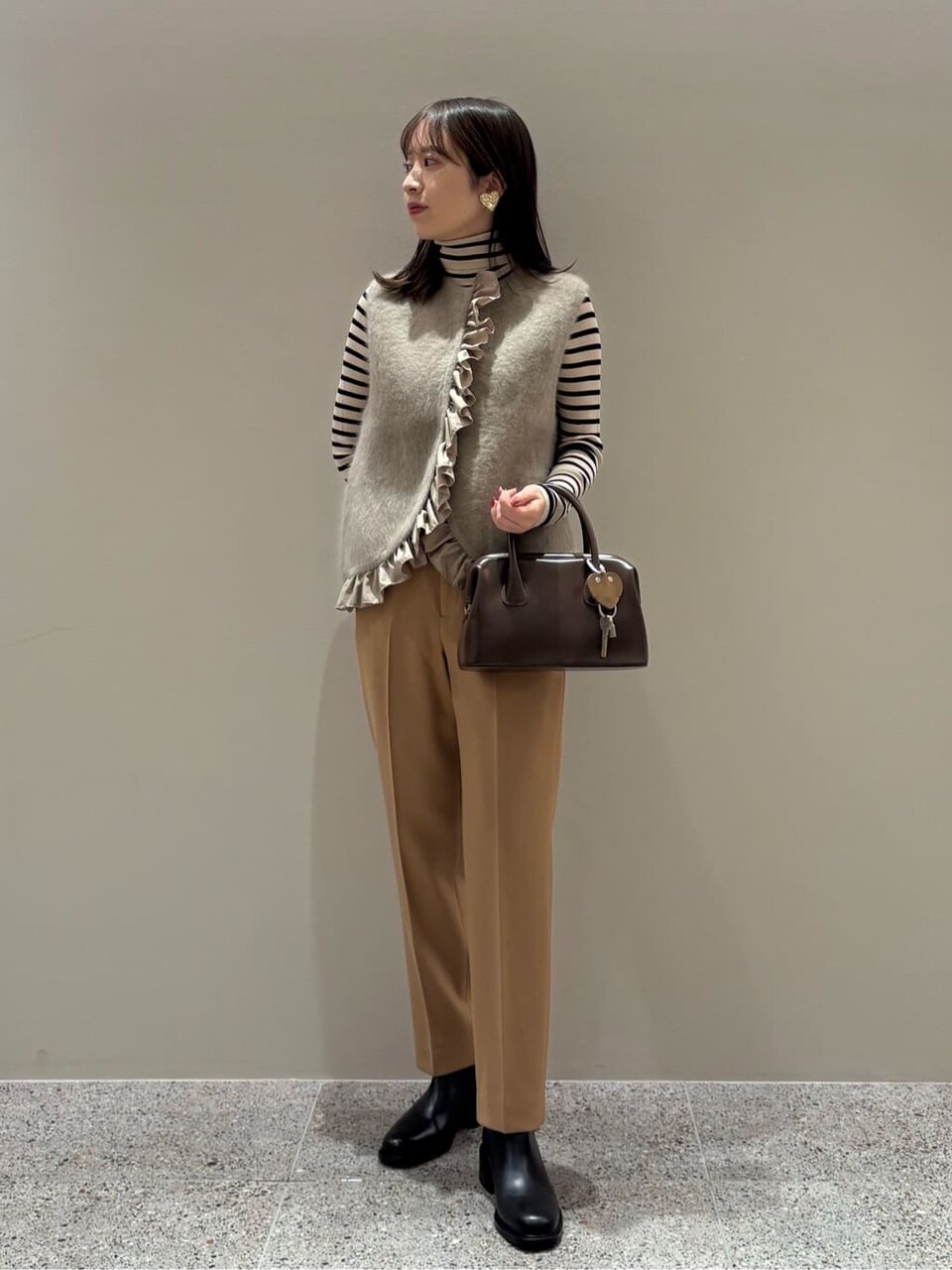 ボーダータートルとテーパードパンツを着た女性