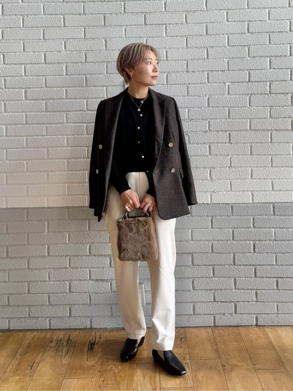 ダブルジャケットテーパードパンツを着た女性