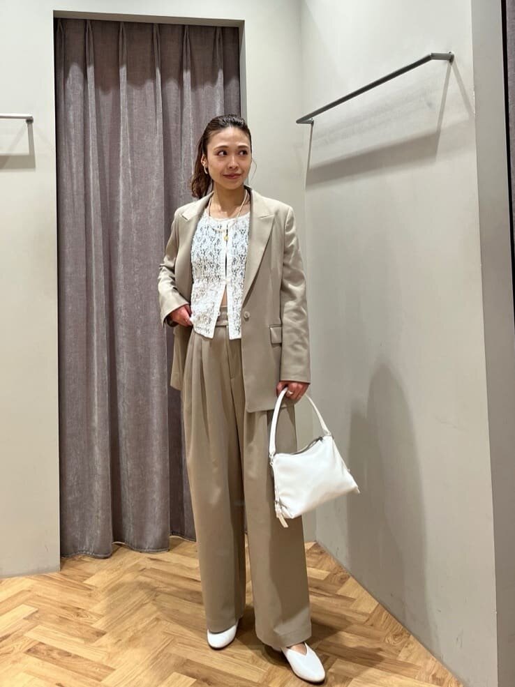 ジャケットとワイドパンツを着た女性