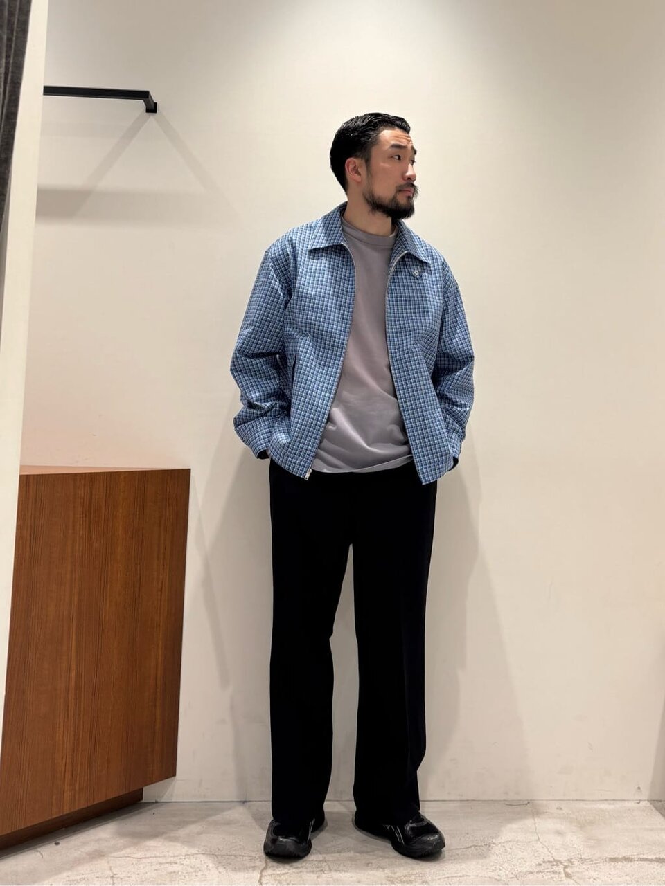 チェックブルゾンを着た男性