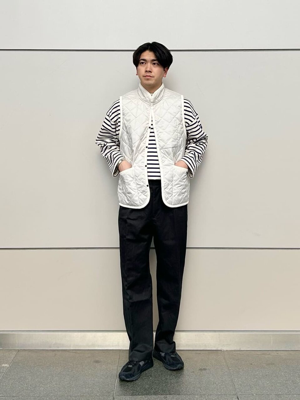 キルティングベストを着た男性