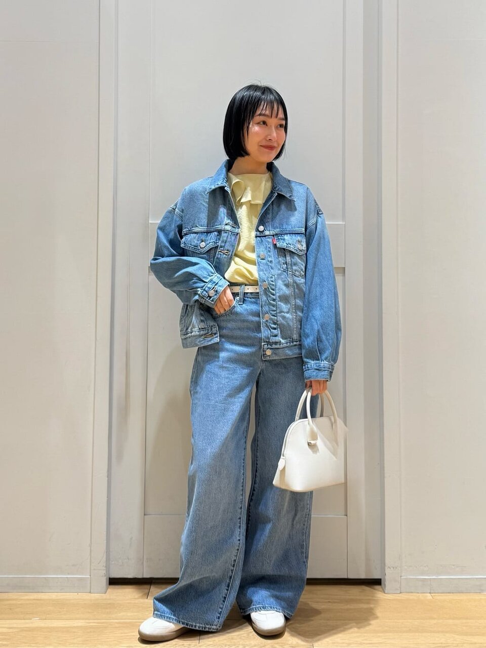 デニムジャケットを着た女性