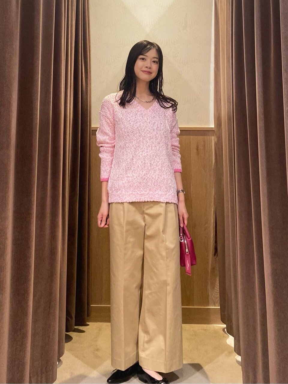 ニットとチノパンを着た女性