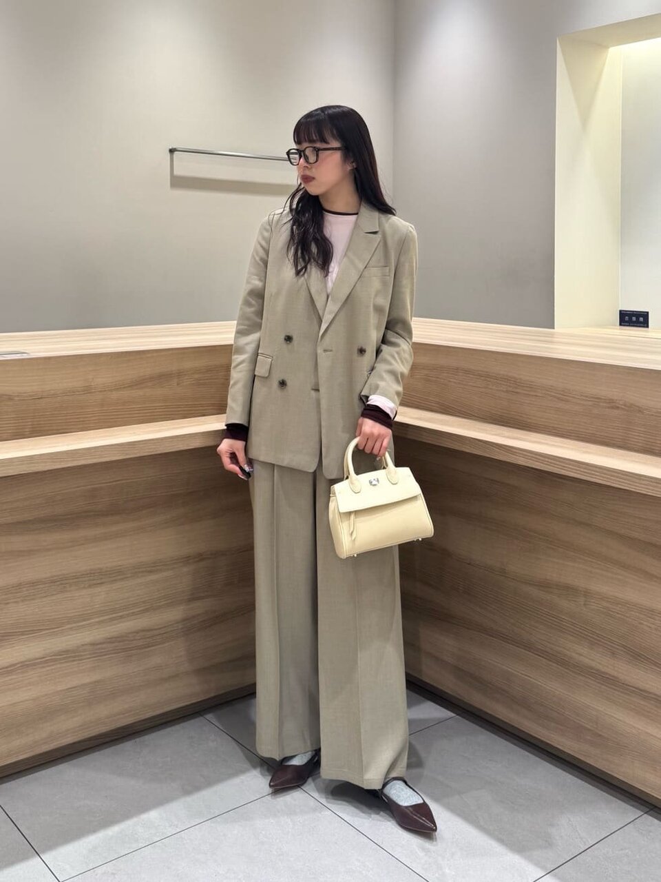 ジャケットセットアップを着た女性