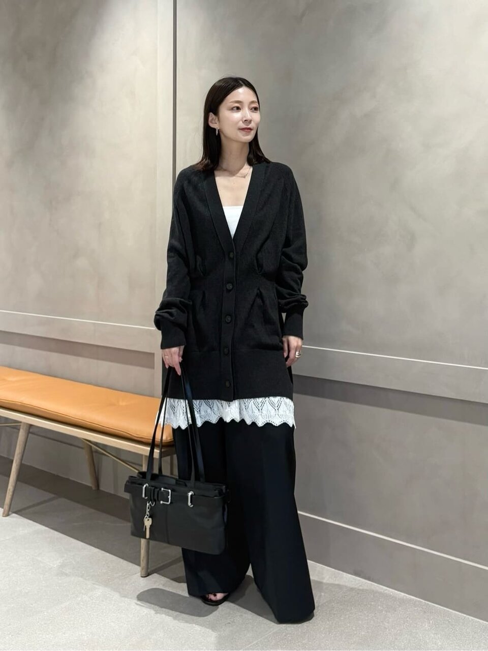 ロングカーディガンを着た女性