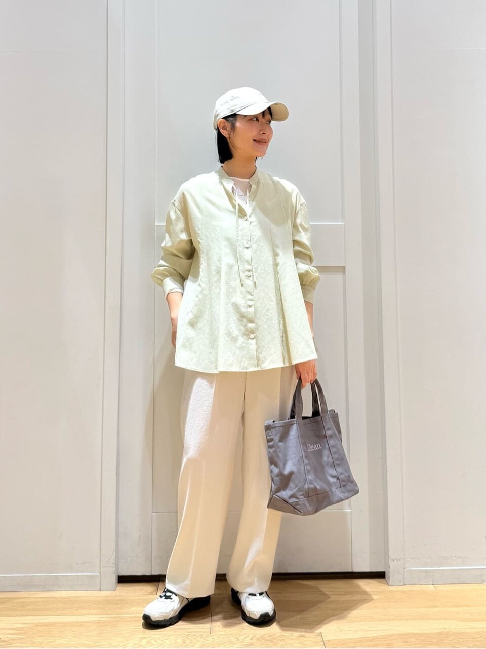 フレアブラウスとワイドパンツを着た女性