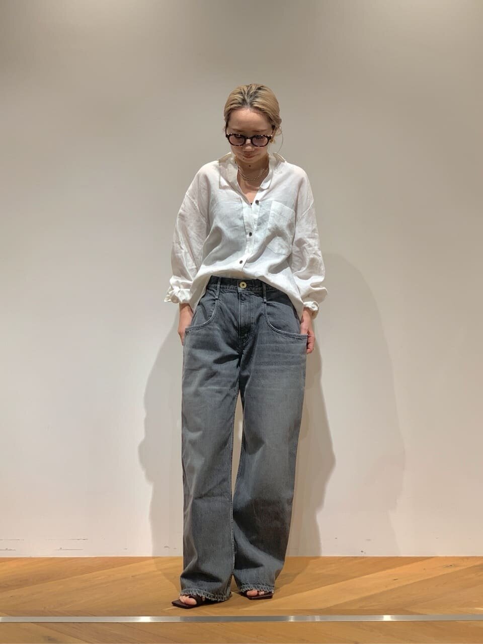 リネンシャツとデニムを着た女性