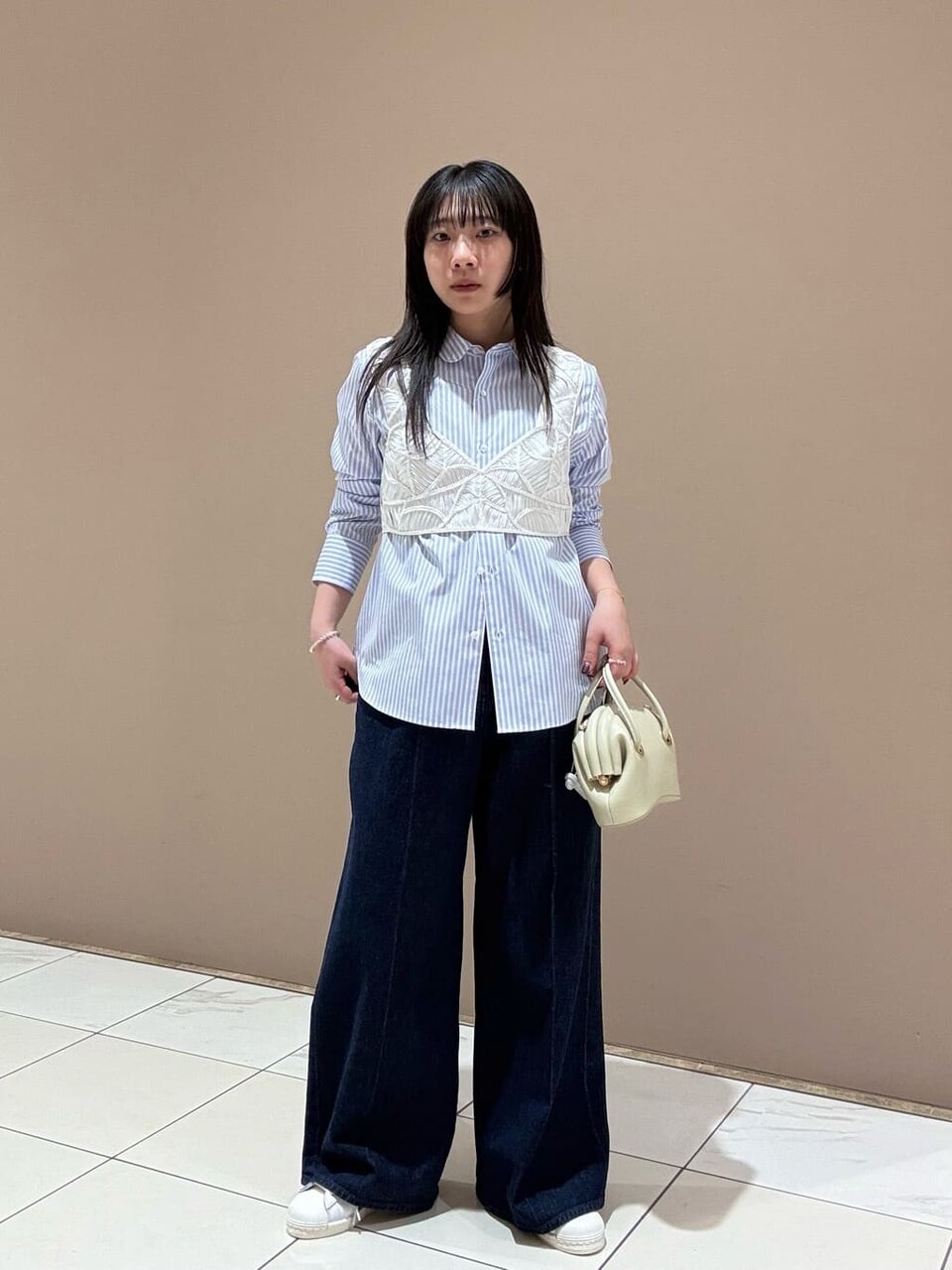 ストライプシャツを着た女性