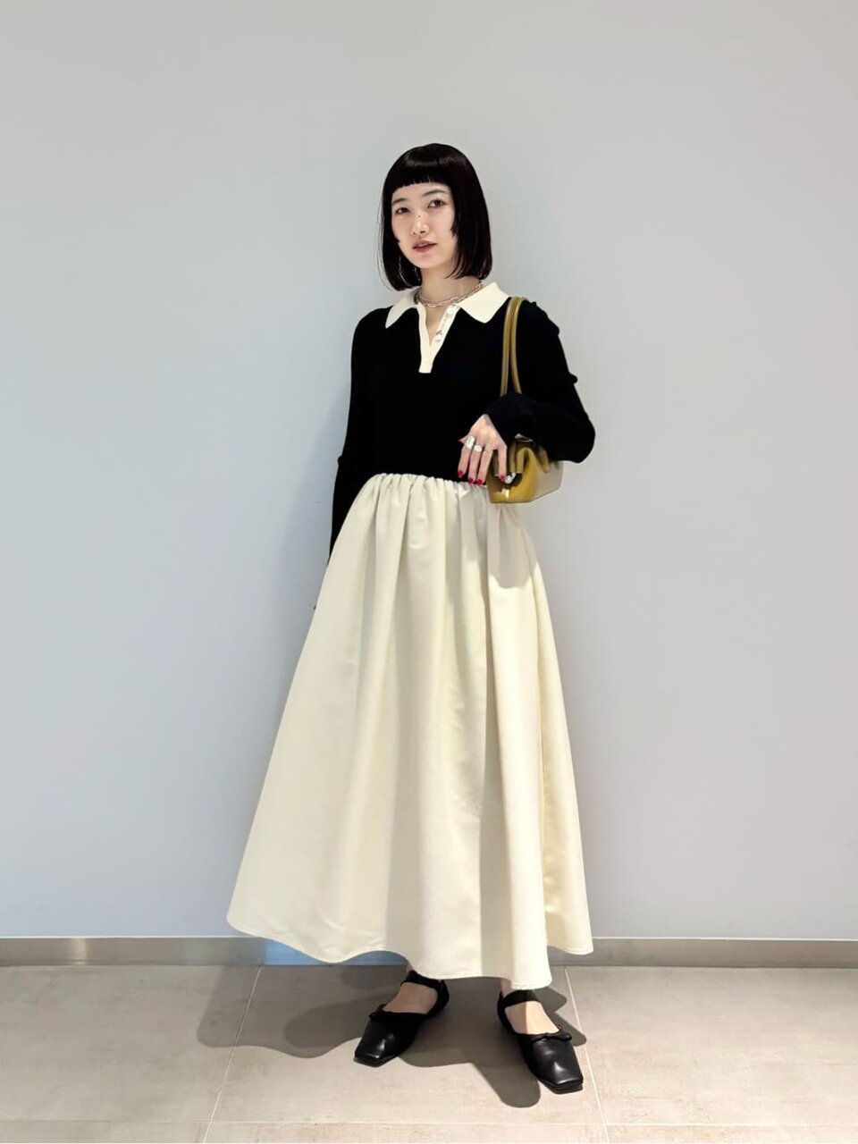 ポロワンピースを着た女性