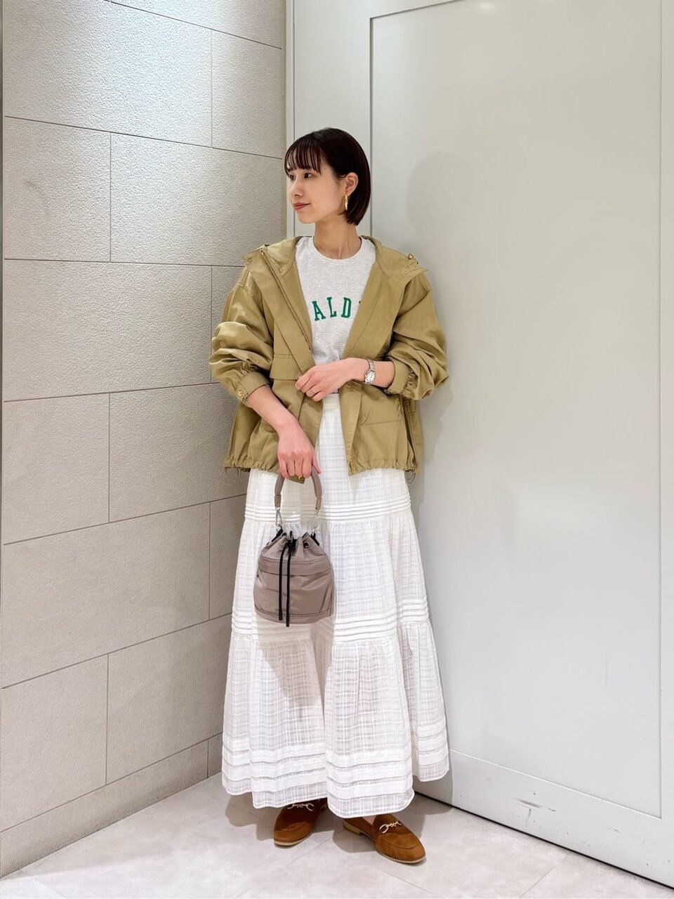 パーカーにティアードスカートをあわせたレディースコーデ