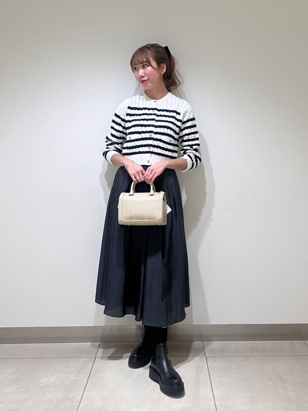 ボーダーカーディガンを着たレディースコーデ