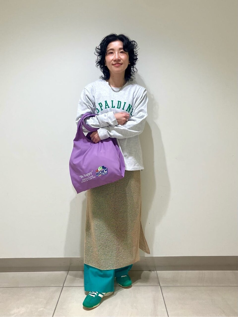 スウェットにレーススカートをあわせた女性