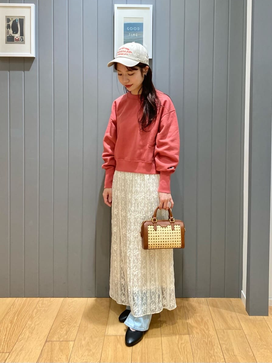 スウェットにレーススカートをあわせたレディースコーデ