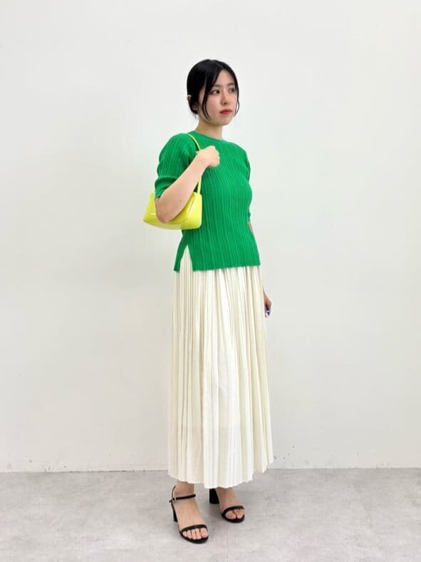 グリーンのリブニットを着た女性