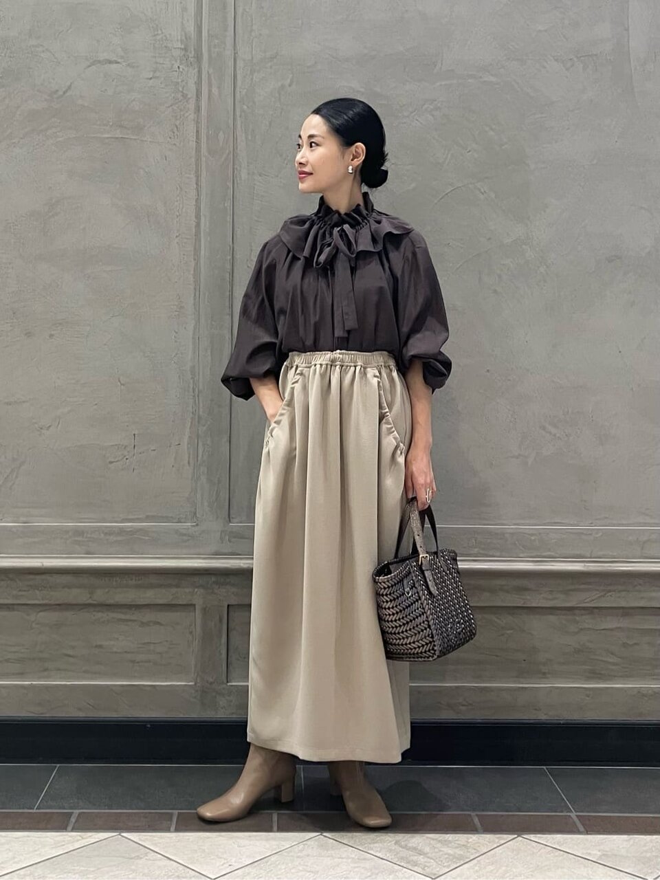 フリルブラウスを着た女性