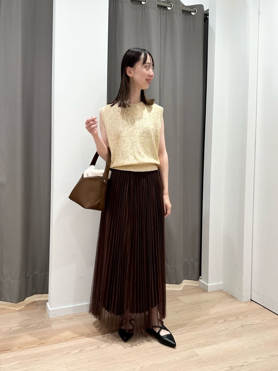 スパンコールニットを着た女性