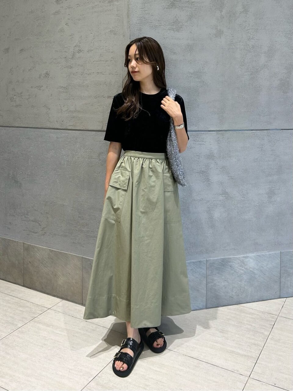 カジュアルにフレアスカートを着た女性