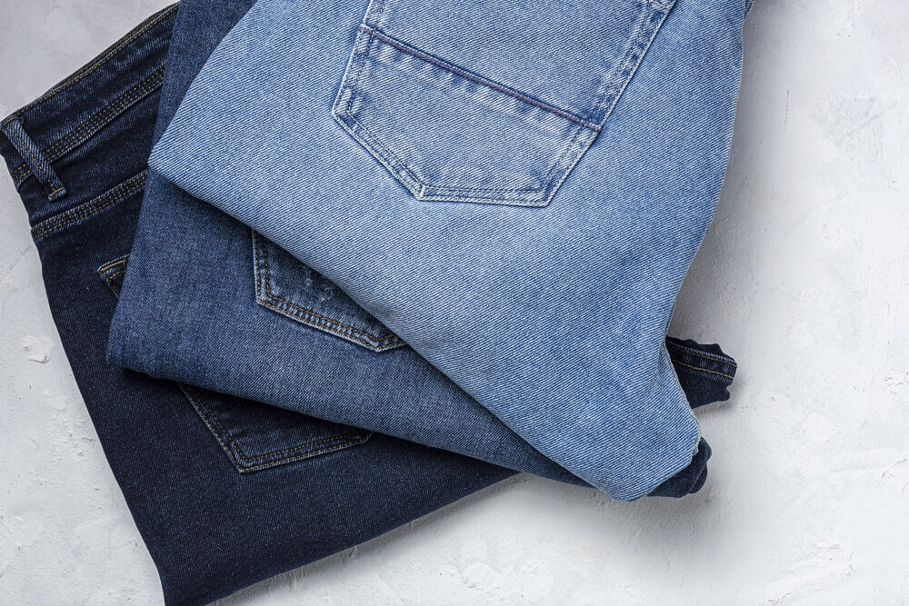 色の濃さが違うデニムパンツ