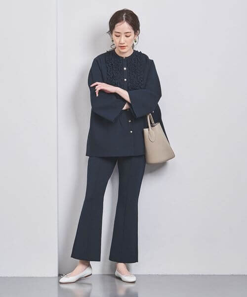 フレアパンツをはいた女性