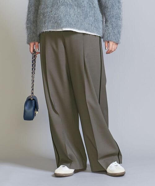 センタープレス入りのワイドパンツ