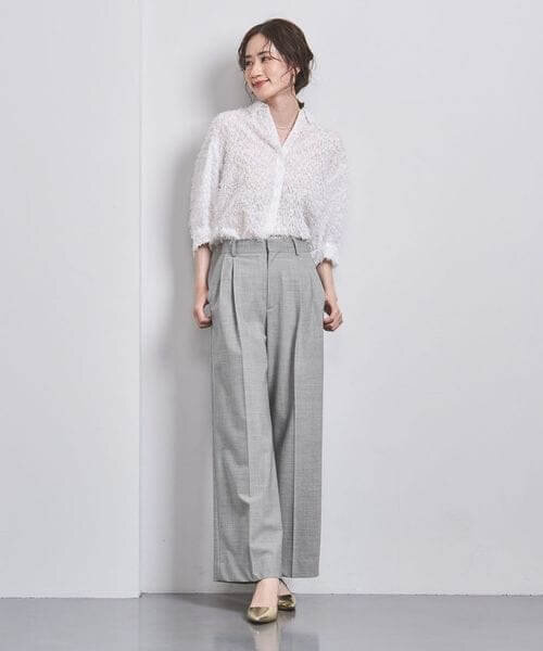 ハイウエストのワイドパンツをはいた女性