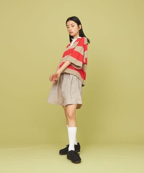 ハーフパンツをはいた女性