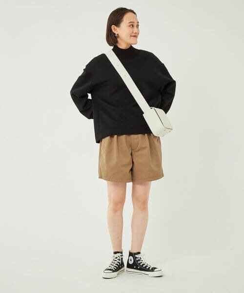 ショートパンツをはいた女性