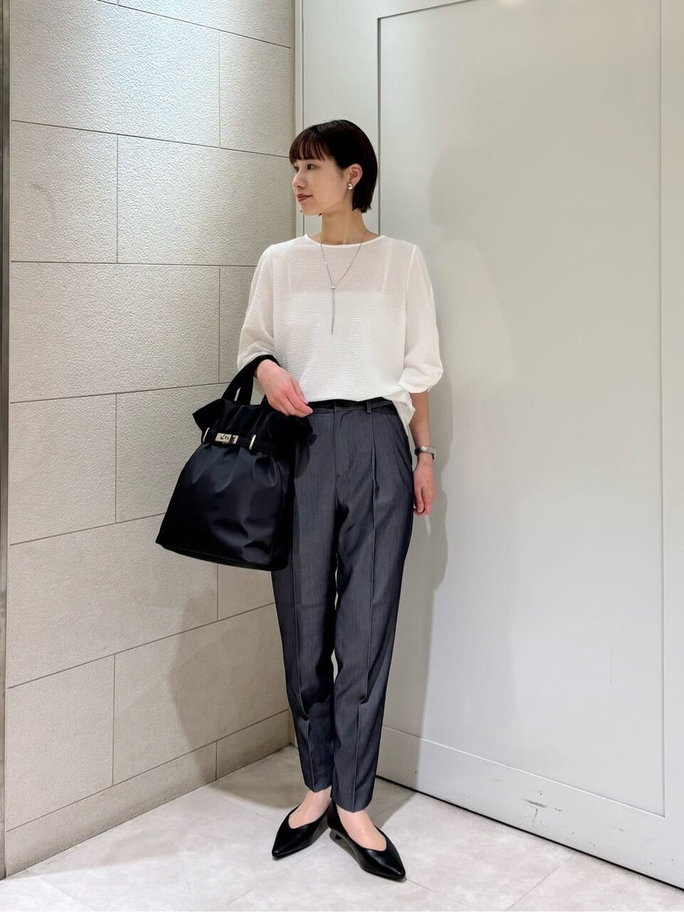 スリムパンツを履いた女性