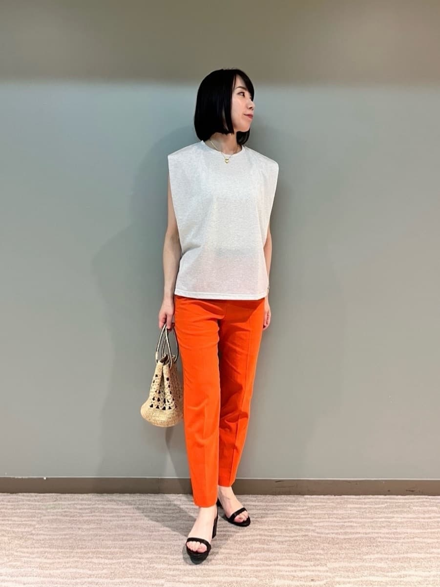 スリムスラックスをはいた女性