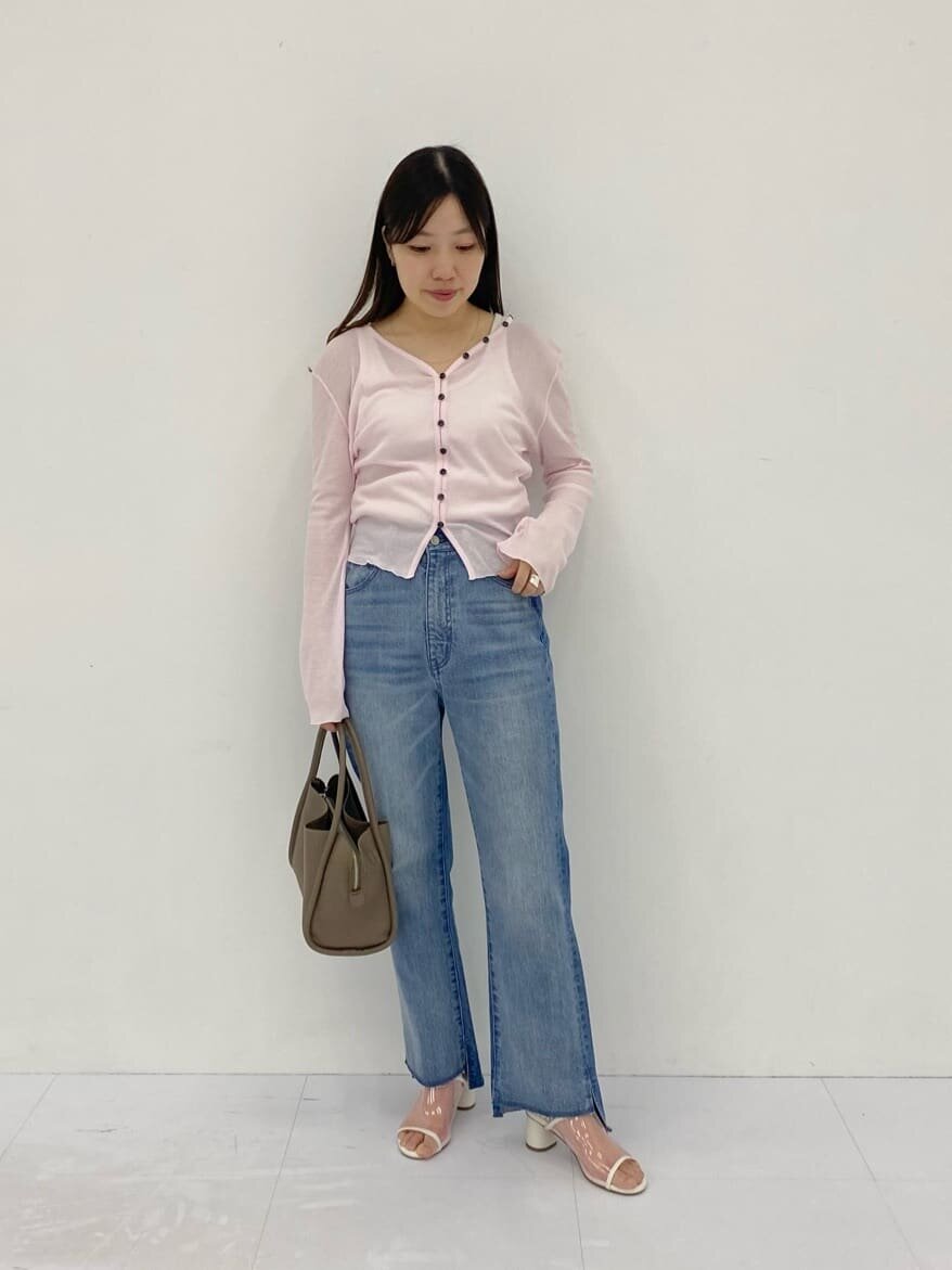 Vネックカーディガンを着た女性