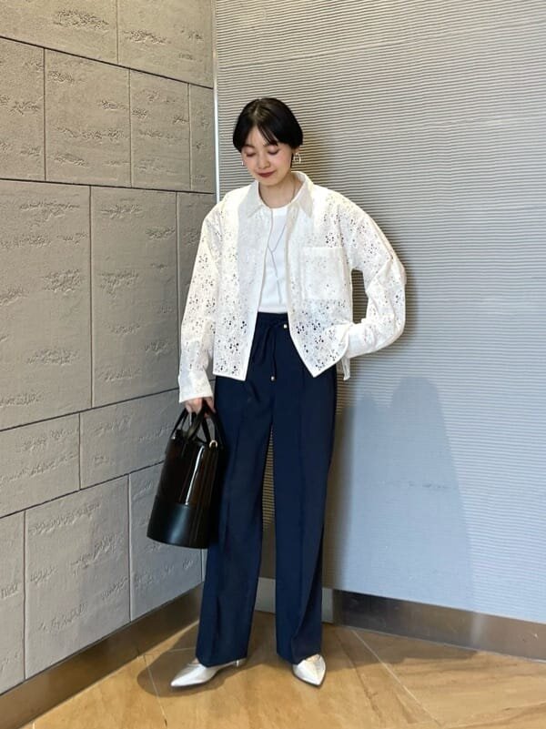 レースシャツを羽織った女性