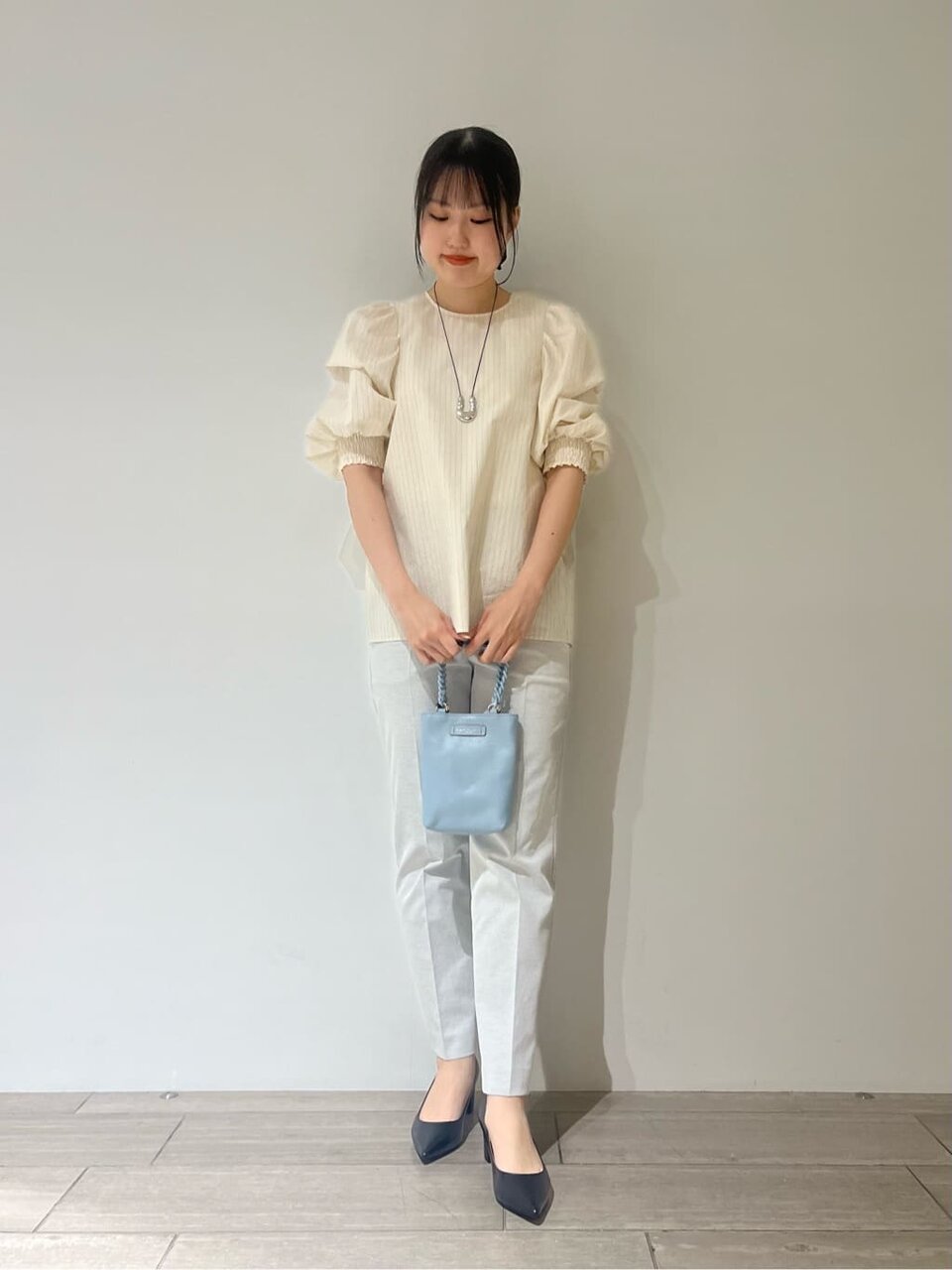 パフスリーブブラウスを着た女性